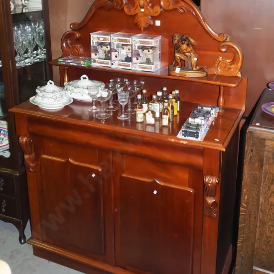 reproduction mahogany 2 door 1 drawer buffet sideboard- some scratches to top, lined cutlery drawer