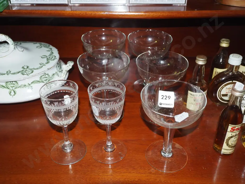 5x hollow champagne glasses, 2x etched sherry glasses Image 1++
