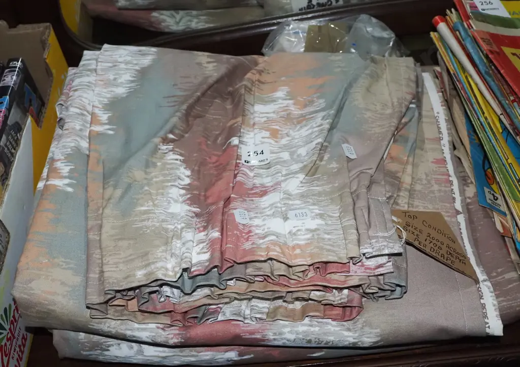 2x curtains W2000 Drop1700 per curtain Image 1++