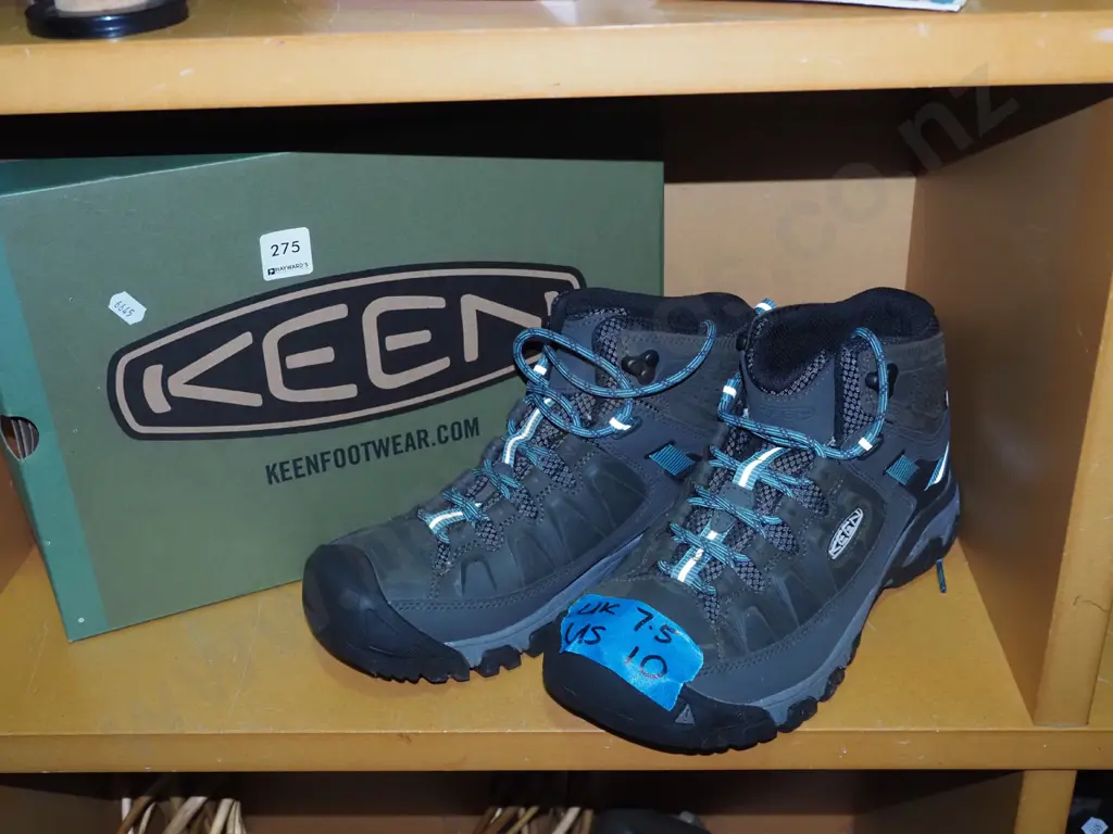 pair of Keen UK size 7.5 US 10 tramping boots Image 1++