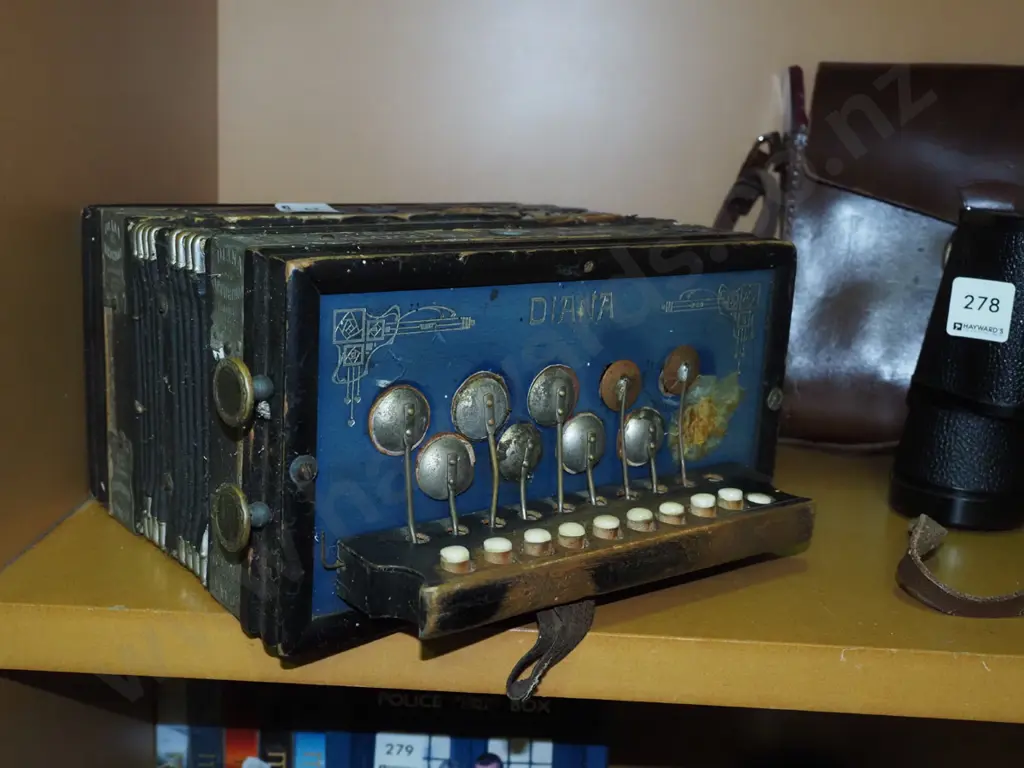 vintage button accordion - needs attention Image 1++