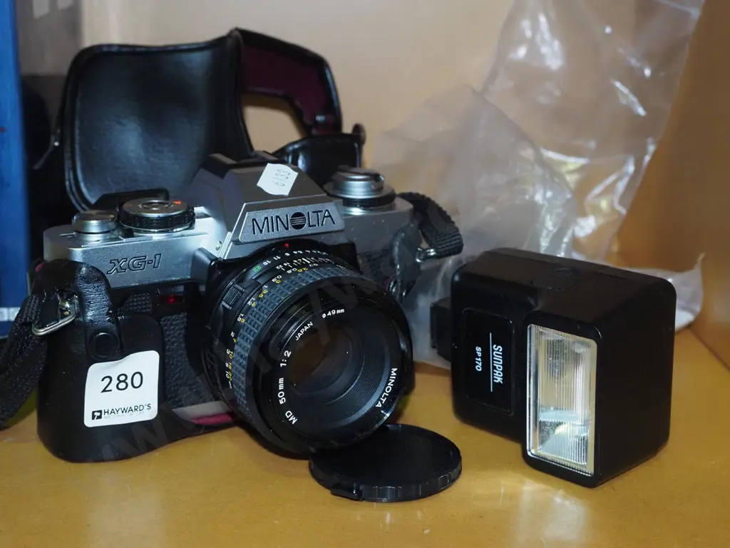 Minolta XG-1 35mm camera with flash Image 1++