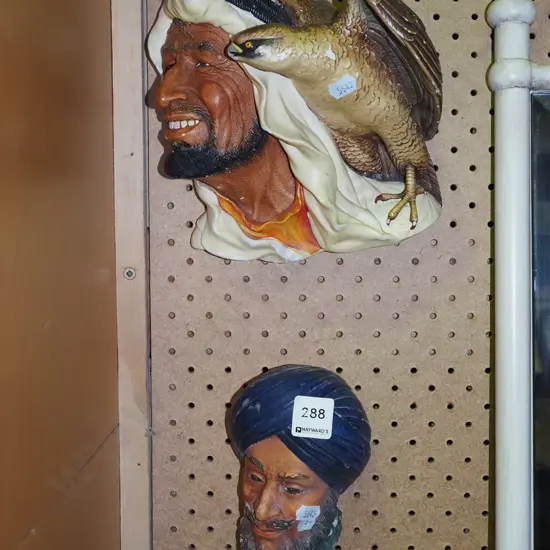 2x Bossons wall figurines 