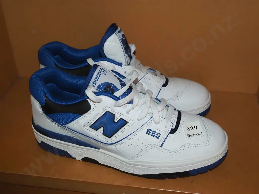 pair of New Balance UK 8.5 sneakers Image 1++