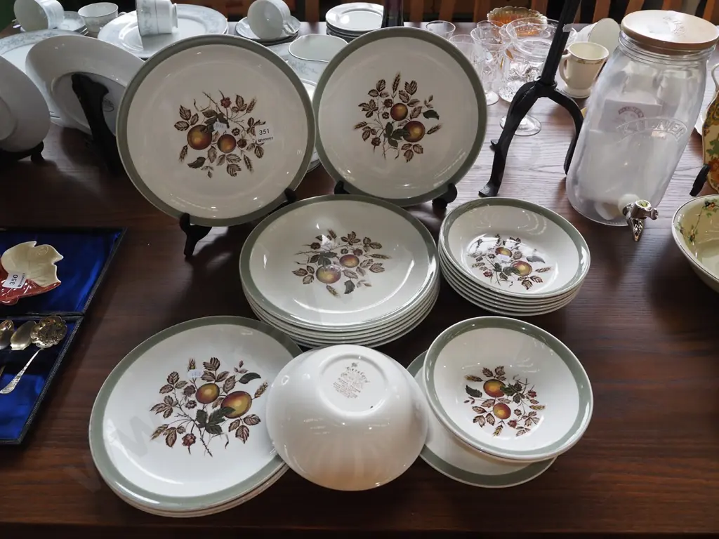 Meakin Hereford dinner items; plates, bowls - some chips Image 1++