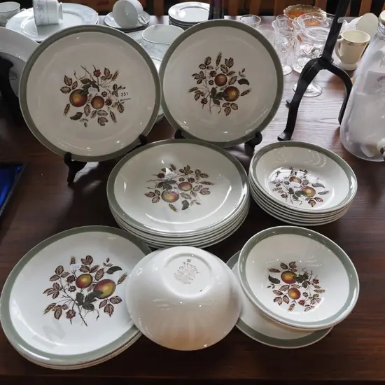 Meakin Hereford dinner items; plates, bowls - some chips