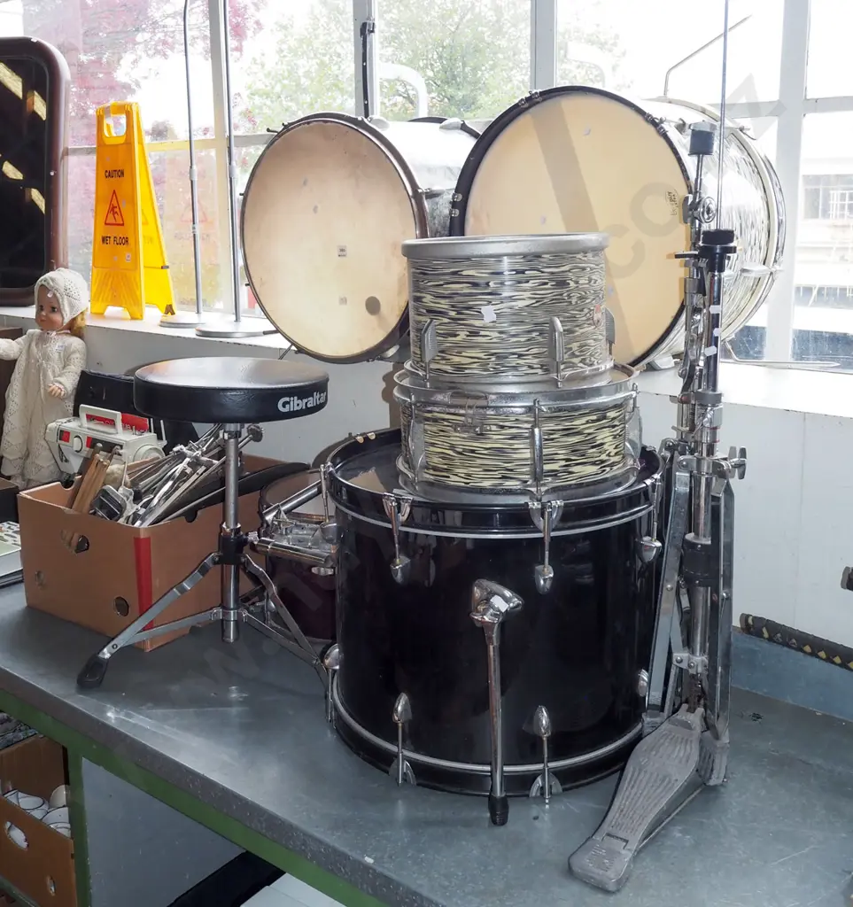 drum kit/part drum kit - drums, cymbal stand, cymbals, drumsticks etc Image 1++