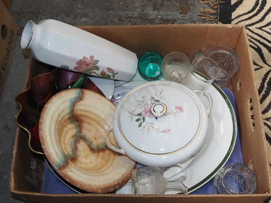 box; ashet, bowls, lidded vege, vases, glass estec Image 1++