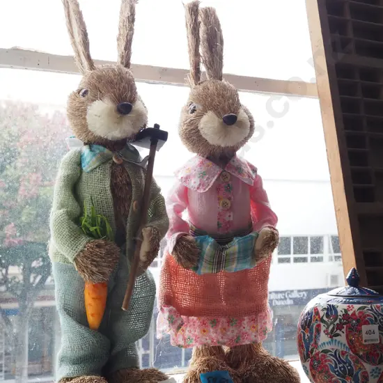 2x Easter bunny figurines H580