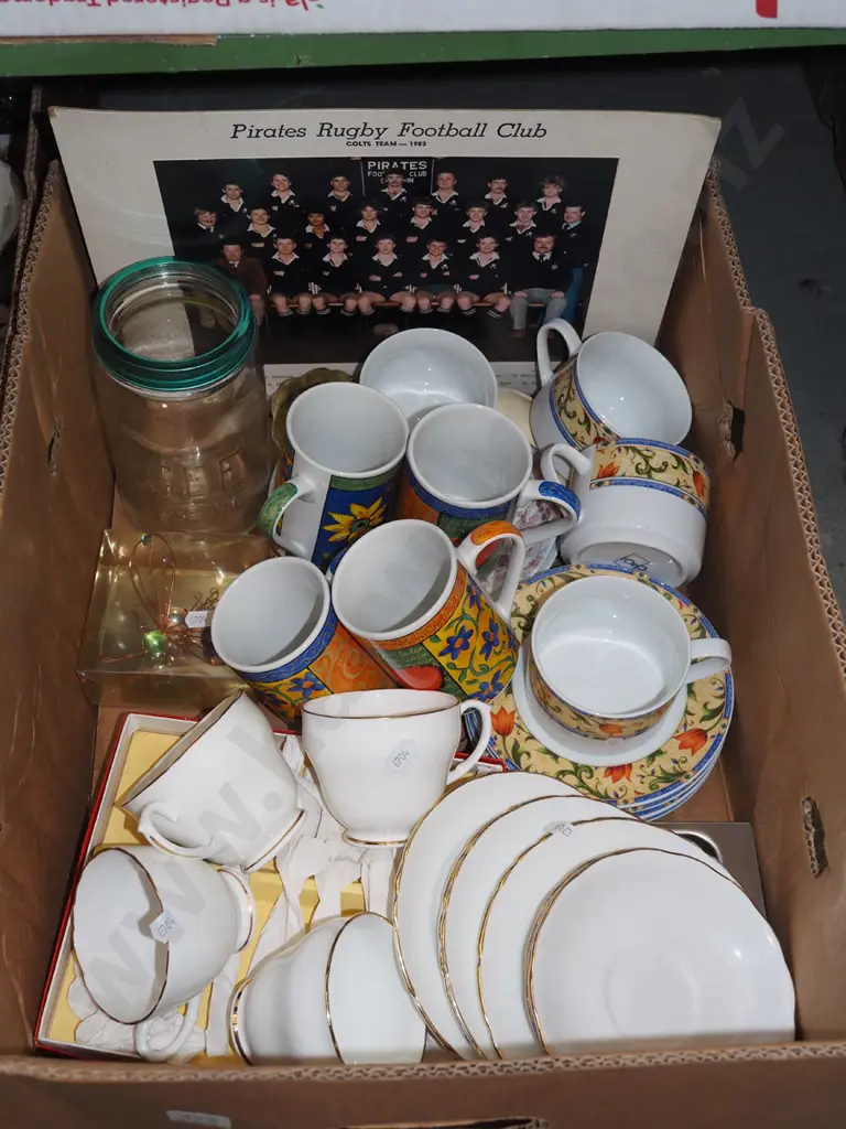 box; cups, saucers, plates etc Image 1++