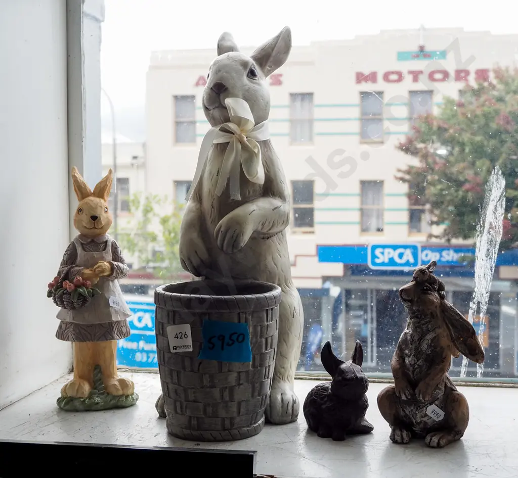 various Easter bunny figurines H400 Image 1++