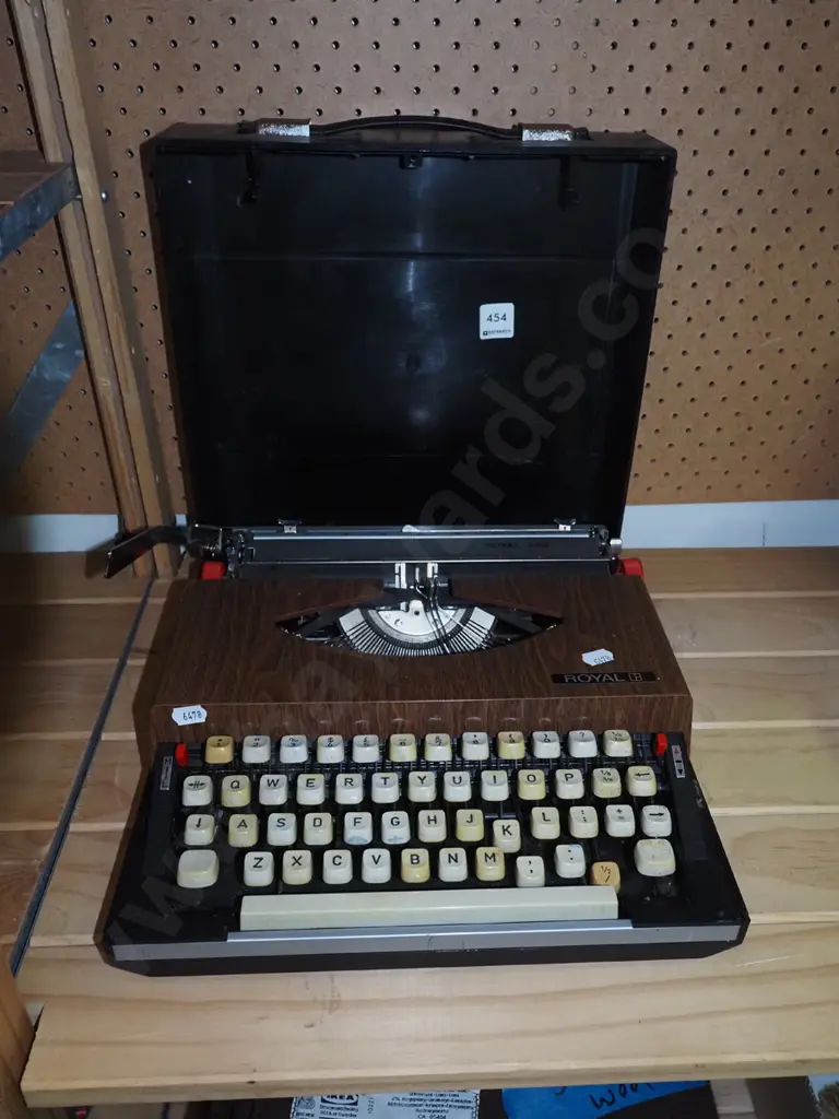 Royal 240 portable typewriter Image 1++