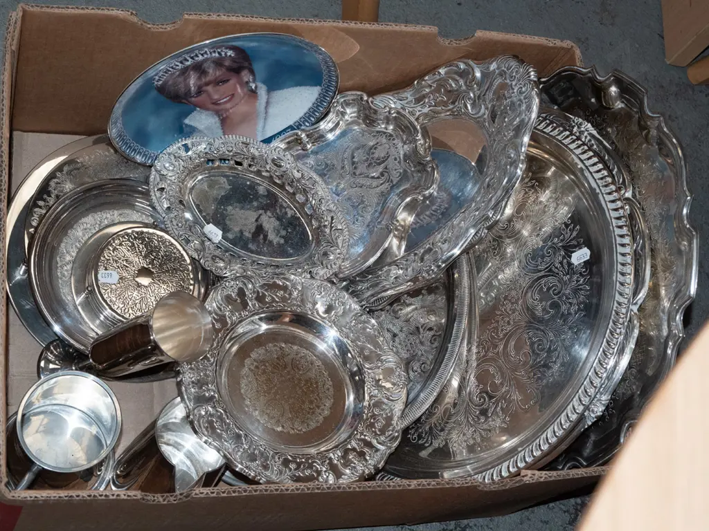 box of plated ware; trays, coasters etc Image 1++