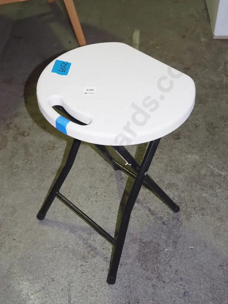 white metal and plastic stool Image 1++