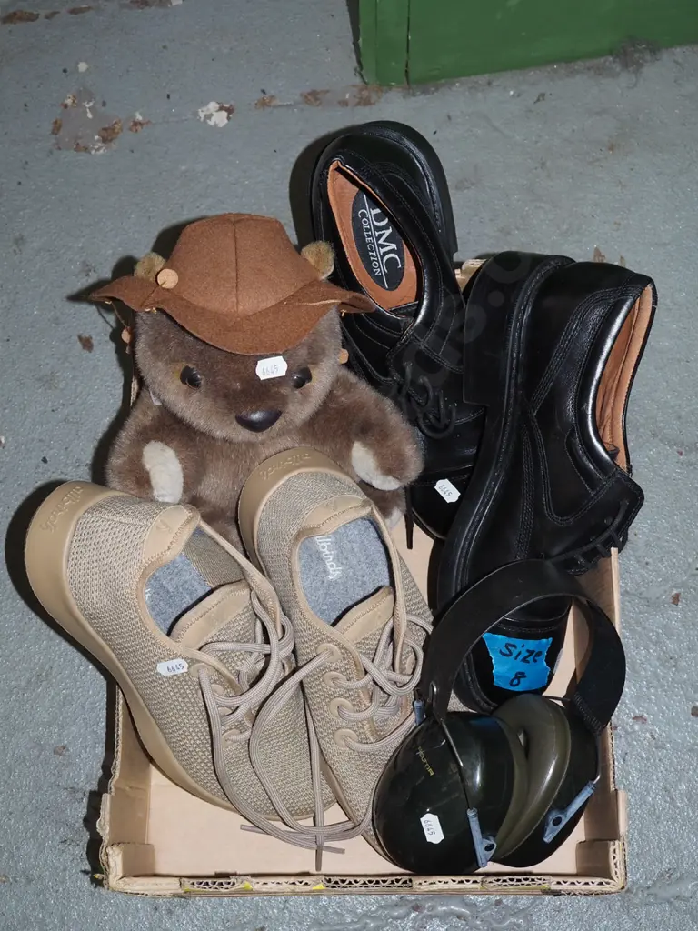 box; shoes, ear protectors etc Image 1++