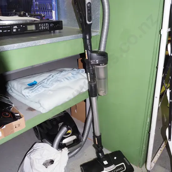 Wertheim 7 series vacuum cleaner and bag of accessories