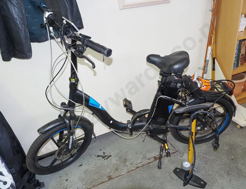 Magnum fold-in-half battery powered commuter e-bike with charger, tyre pump, spare inner tube Image 1++