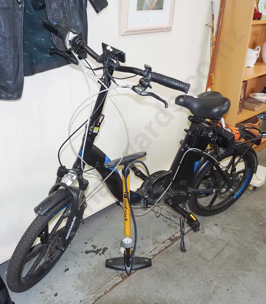 Magnum fold-in-half battery powered commuter e-bike with charger, tyre pump, spare inner tube Image 1++