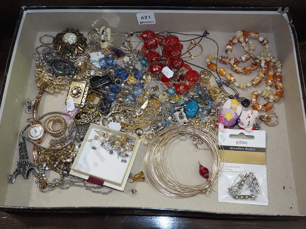 box of costume jewellery Image 1++