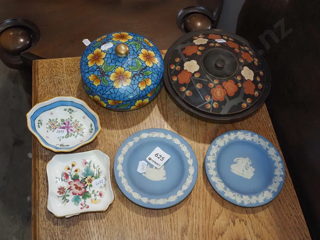 2x lidded containers, jasperware etc Image 1++