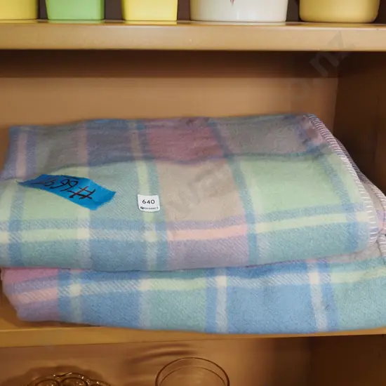 2x checked woollen blankets