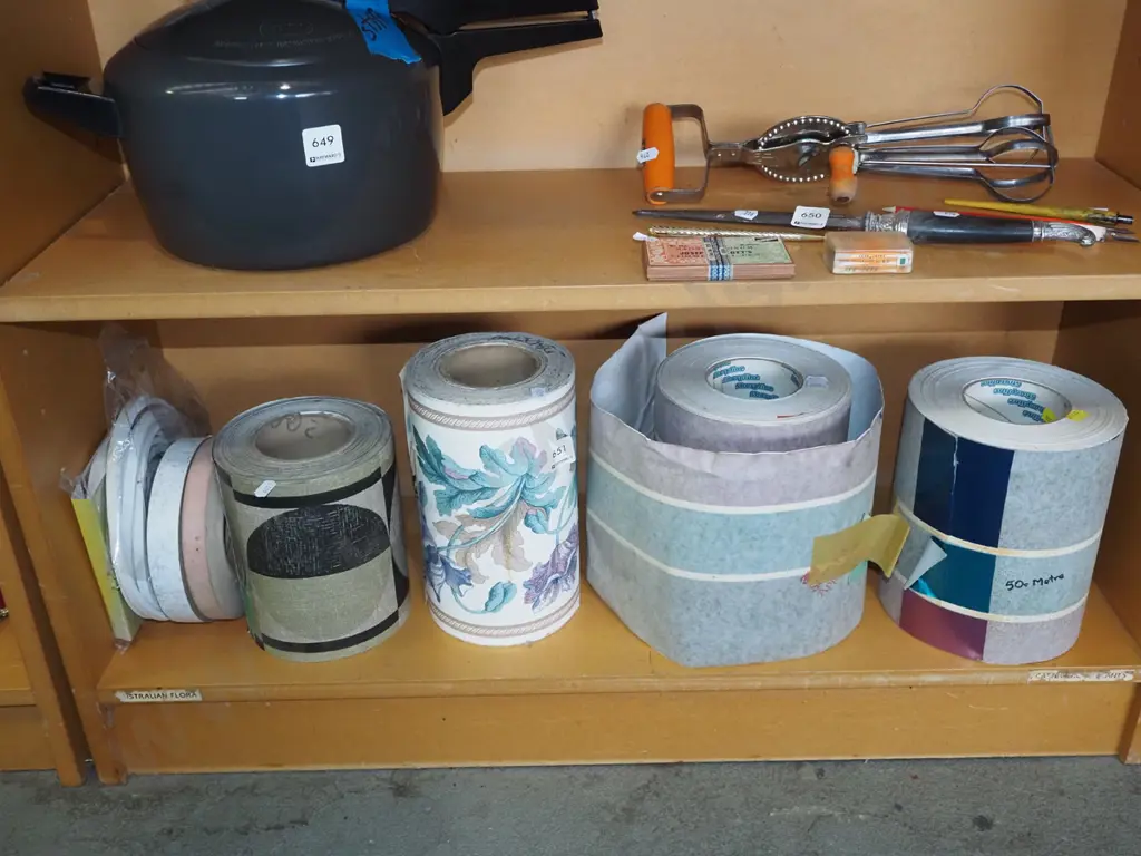 rolls of wallpaper borders, self adhesive tape Image 1++