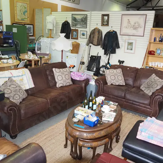 brown vinyl dome-studded faux leather 2 piece rolled arm lounge suite w/ 2 & 3 seater settees - good condition