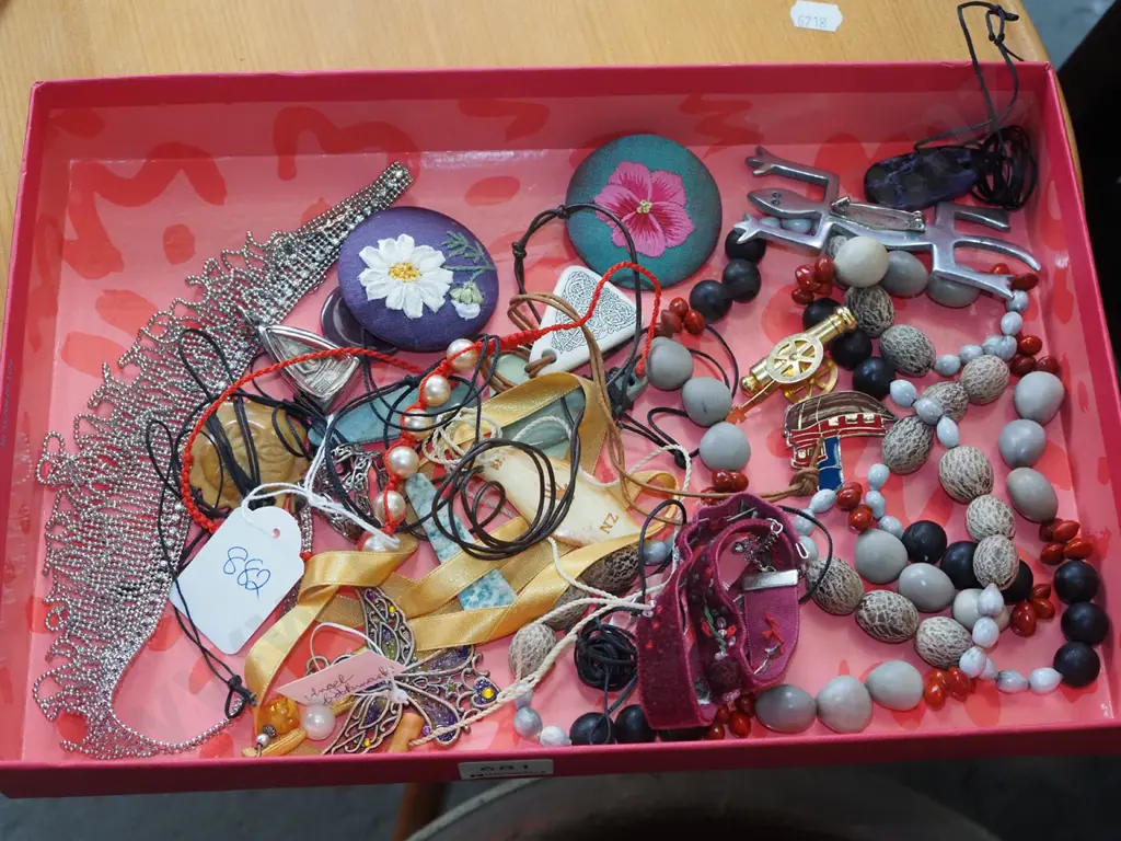 tray of costume jewellery Image 1++