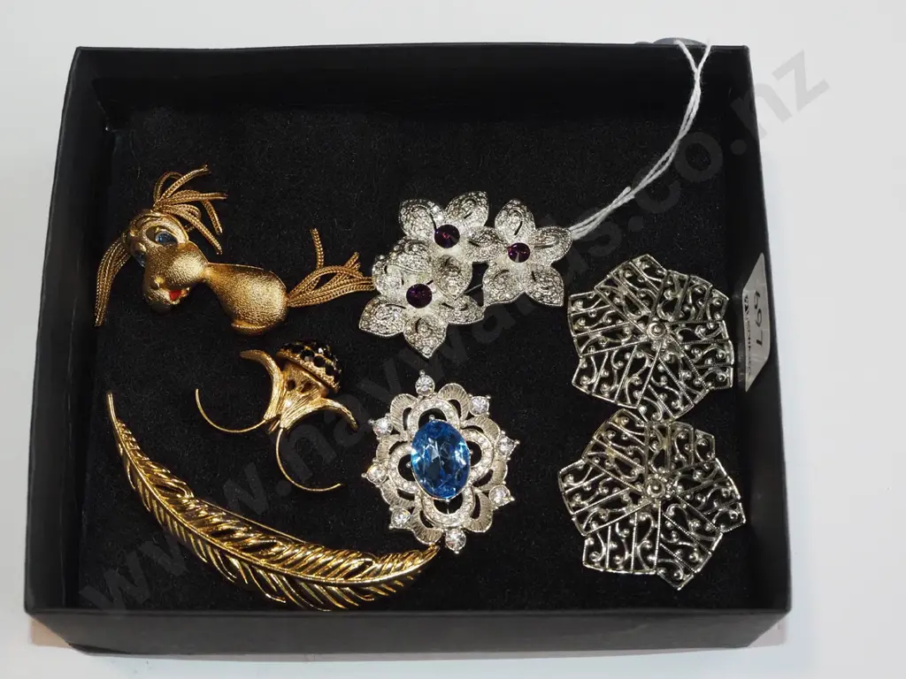 box of costume jewellery Image 1++
