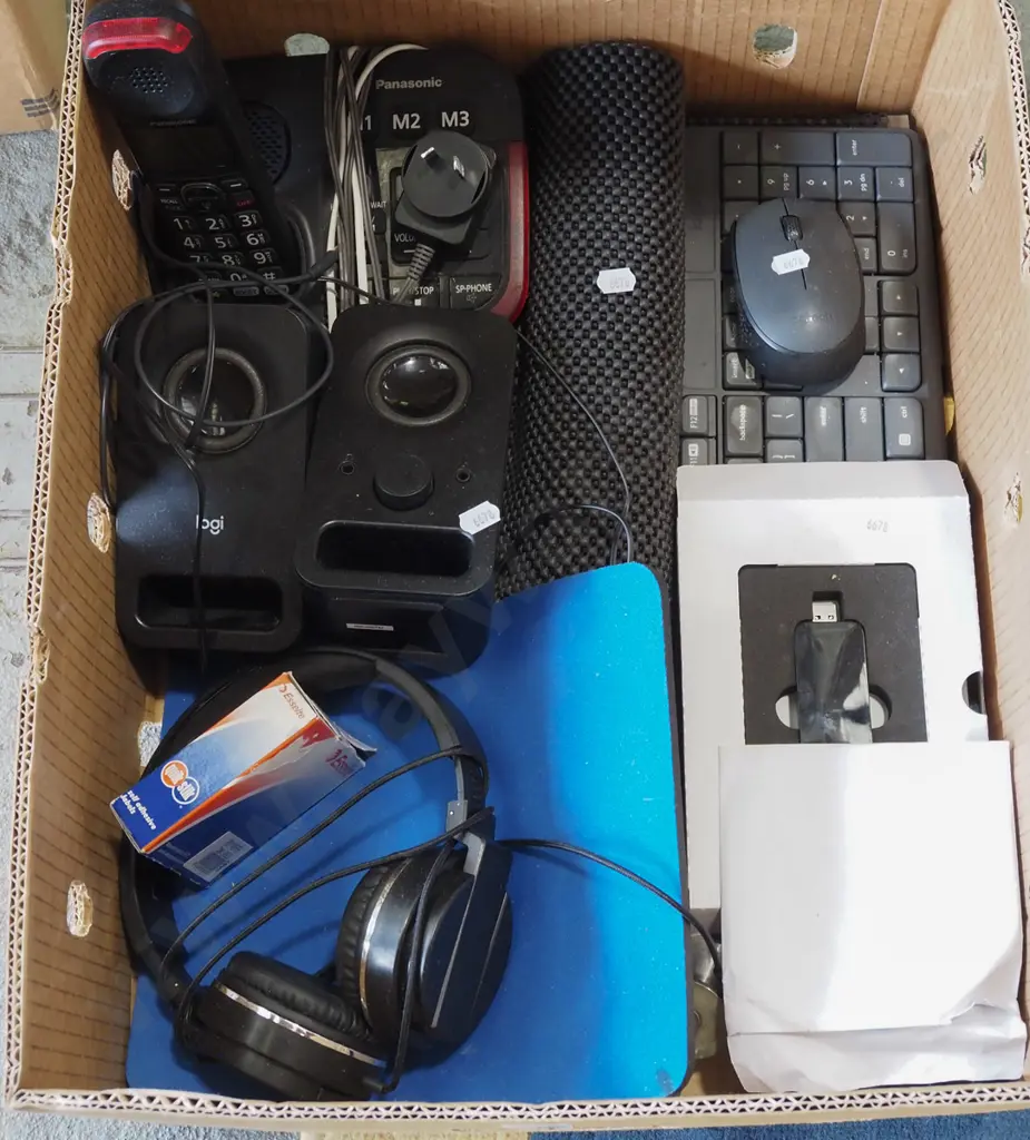 box; computer speakers, headphones, usb drive etc Image 1++
