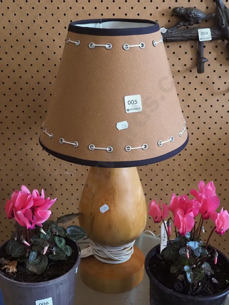 turned wood based table lamp H500 Image 1++