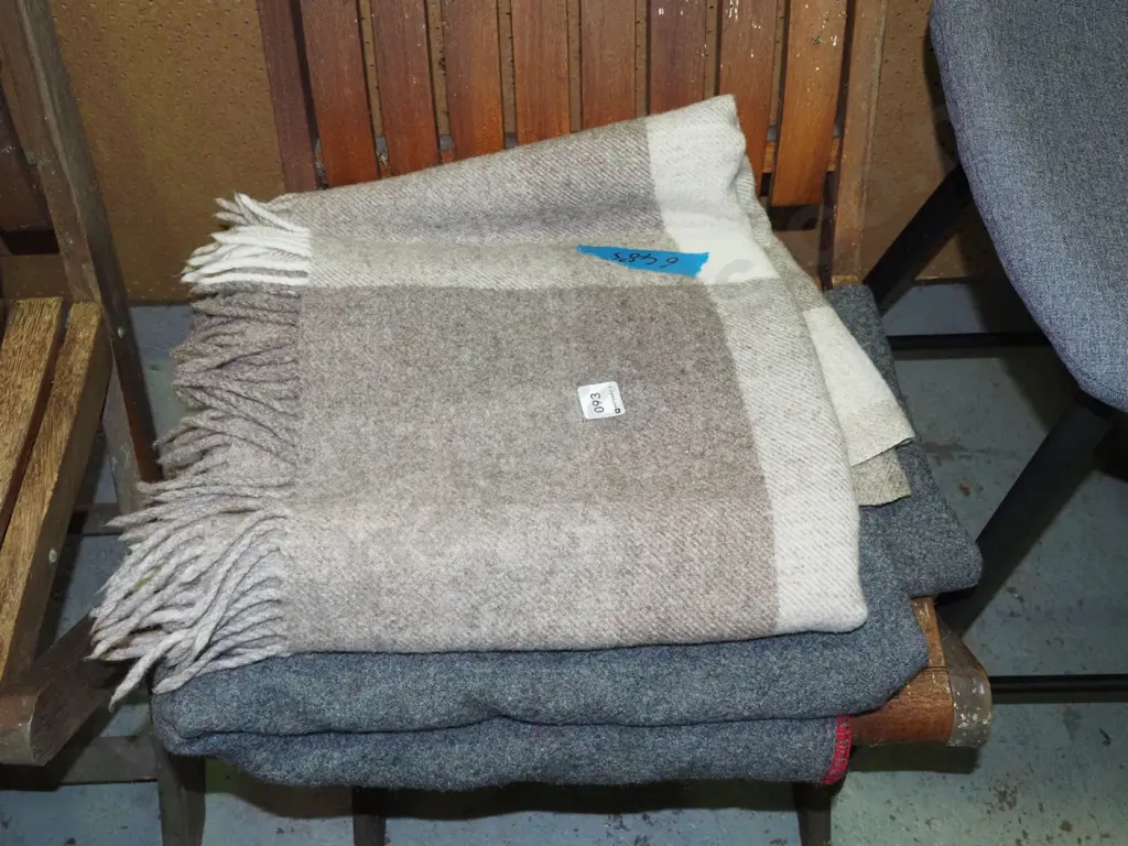 2x woollen blankets Image 1++