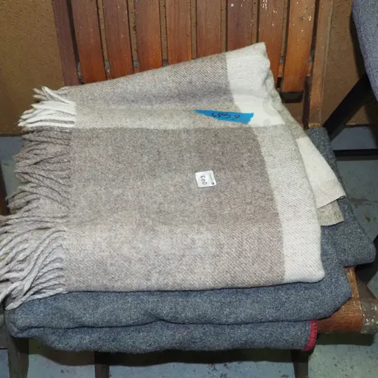 2x woollen blankets