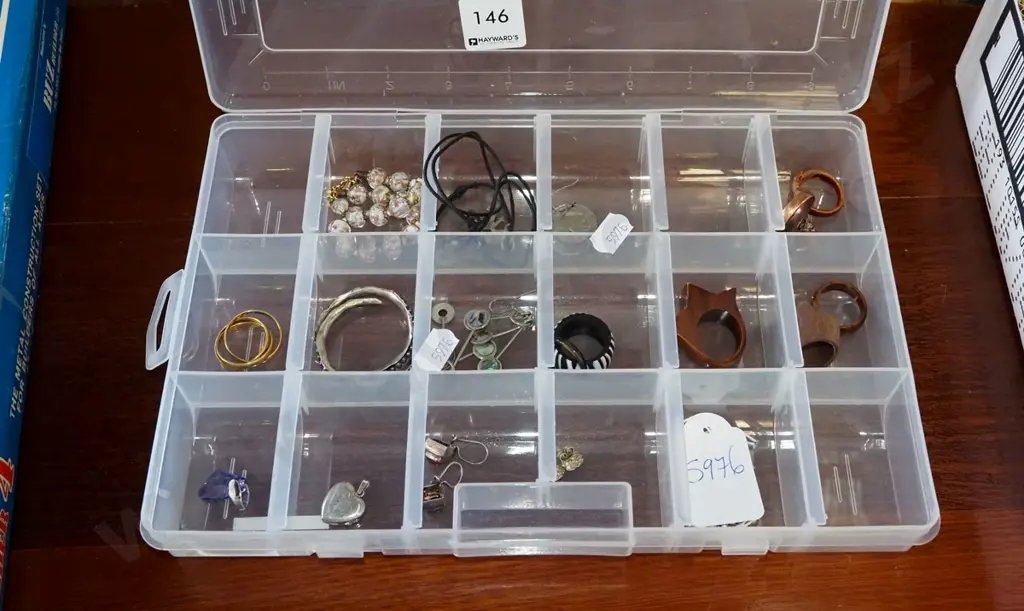 tray of costume jewellery Image 1++