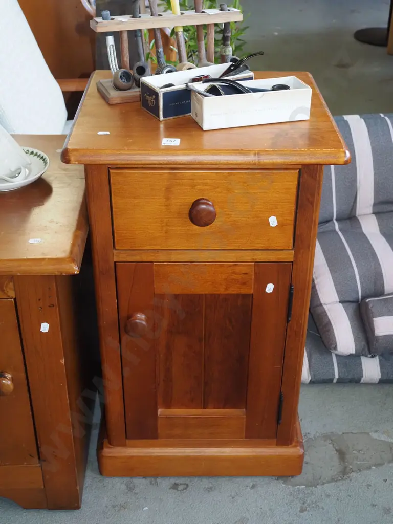 pine 1 door 1 drawer bedside cabinet Image 1++