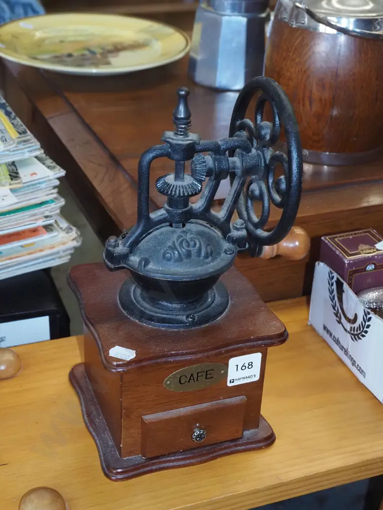 hand cranked coffee mill Image 1++