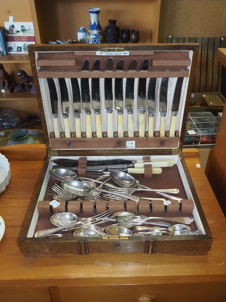 oak canteen and cutlery - may be incomplete Image 1++