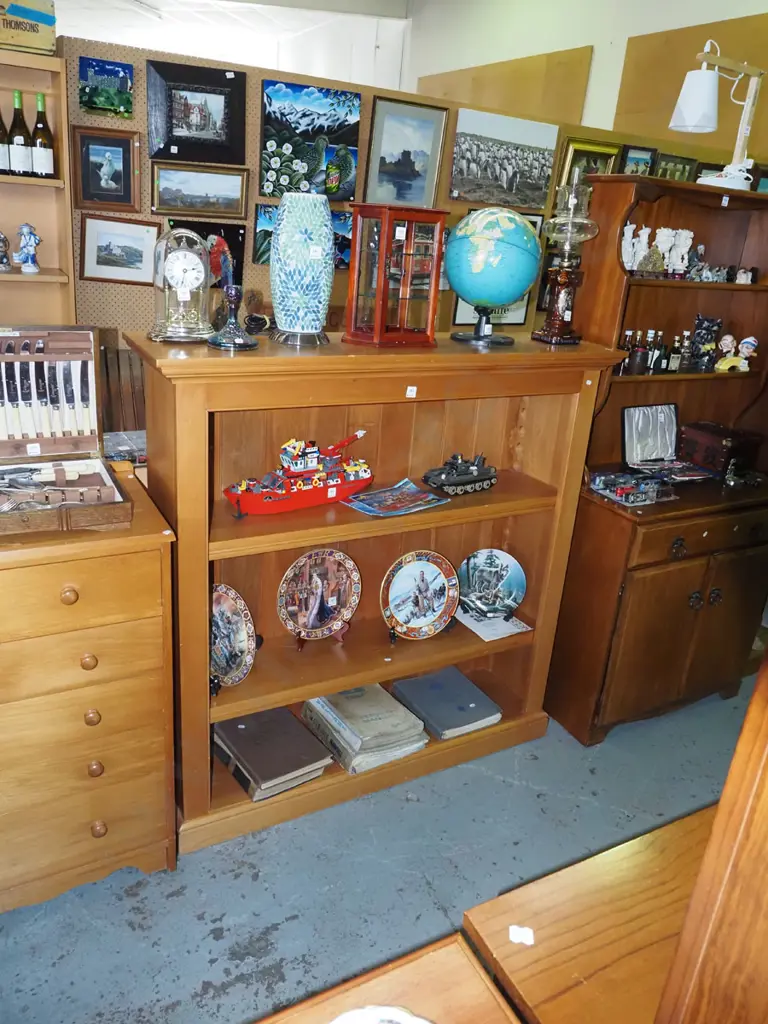 solid rimu adjustable bookcase H1255 W1245 D335 Image 1++