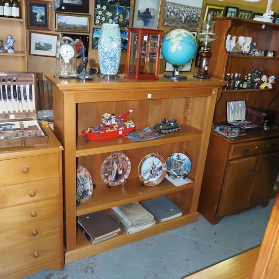 solid rimu adjustable bookcase H1255 W1245 D335