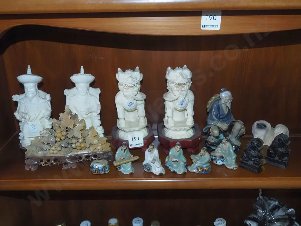 shelf; Asian figurines Image 1++