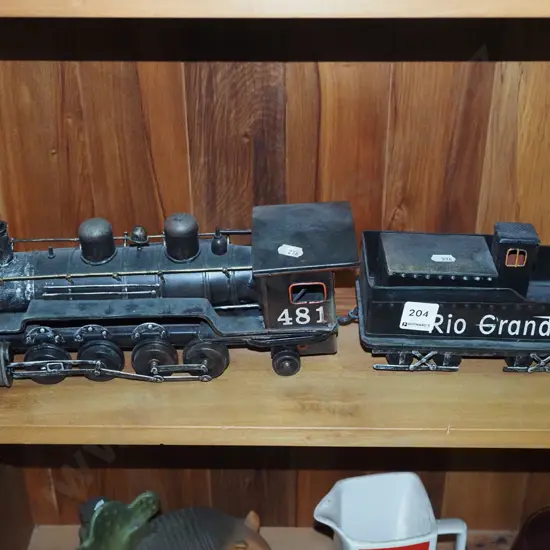 metal ornamental train with tender L530