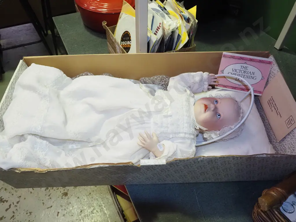 Franklin Mint porcelain doll in original box Image 1++