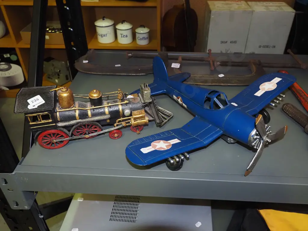 metal model plane and train L390 Image 1++