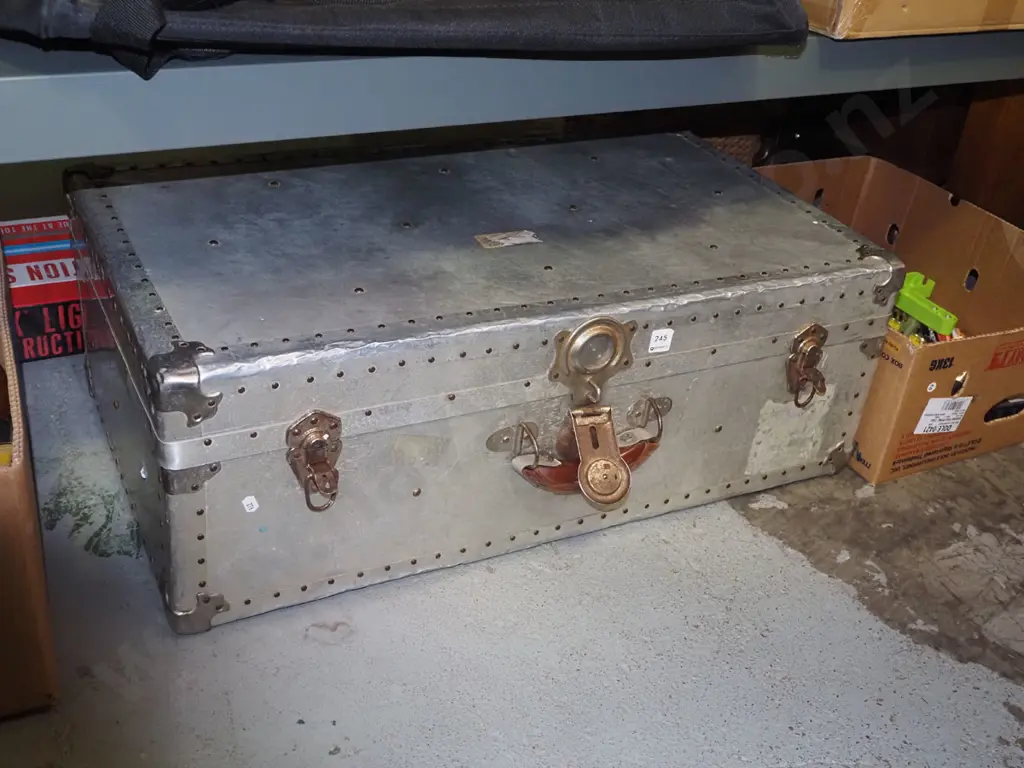 tin traveller's trunk W810 Image 1++