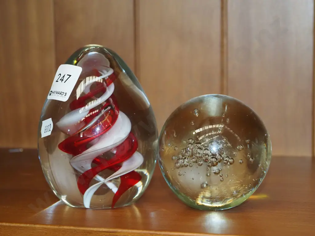 2x art glass paperweights H110 Image 1++
