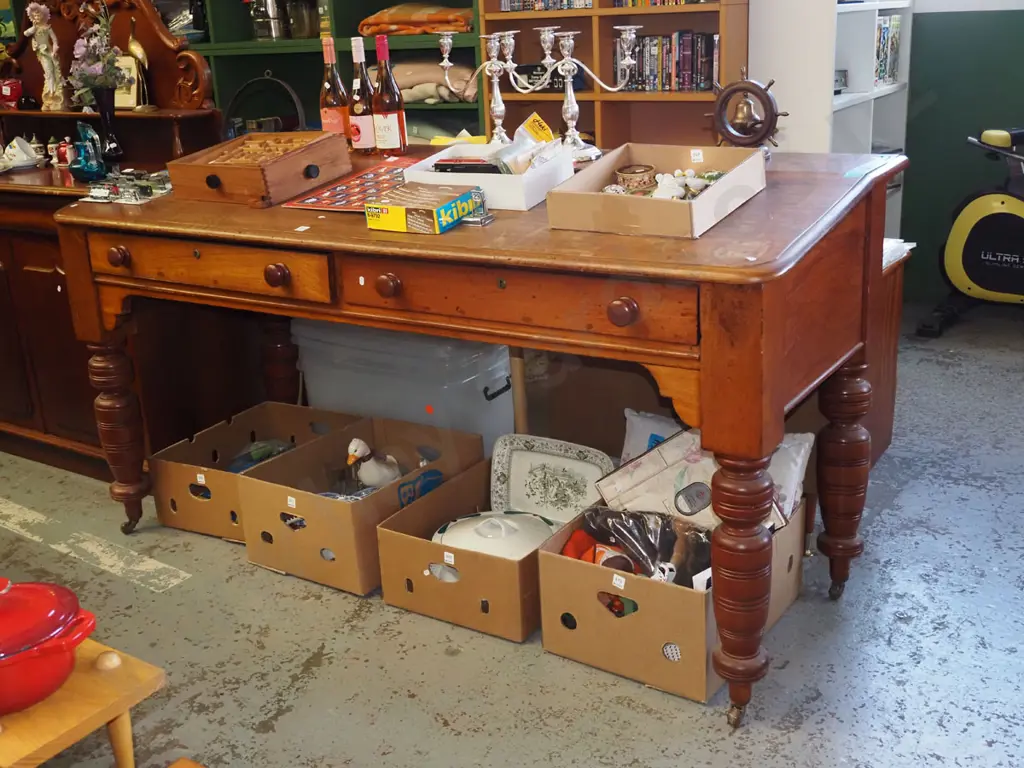 turned leg mahogany 2 drawer clerks desk - has 1 loose back leg that needs attention H970 W1930 D820 Image 1++