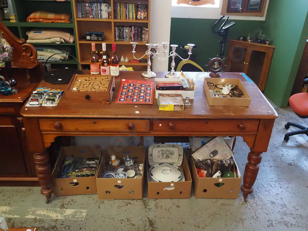 turned leg mahogany 2 drawer clerks desk - has 1 loose back leg that needs attention H970 W1930 D820 Image 1++