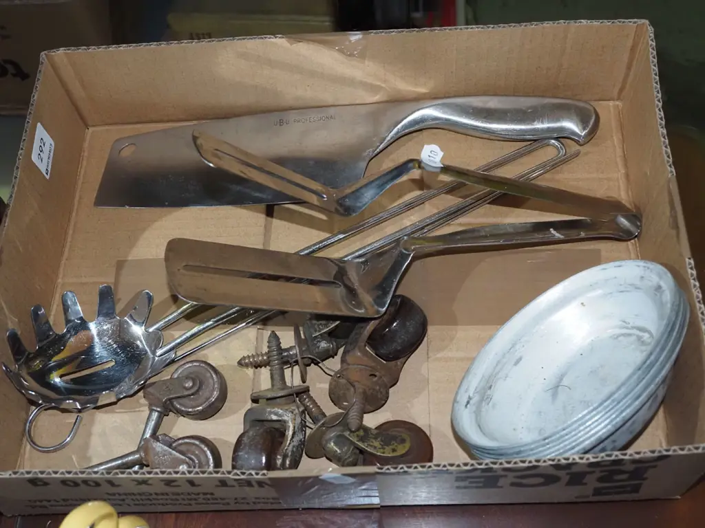 box; kitchen utensils, pie dishes, enamel casters  Image 1++