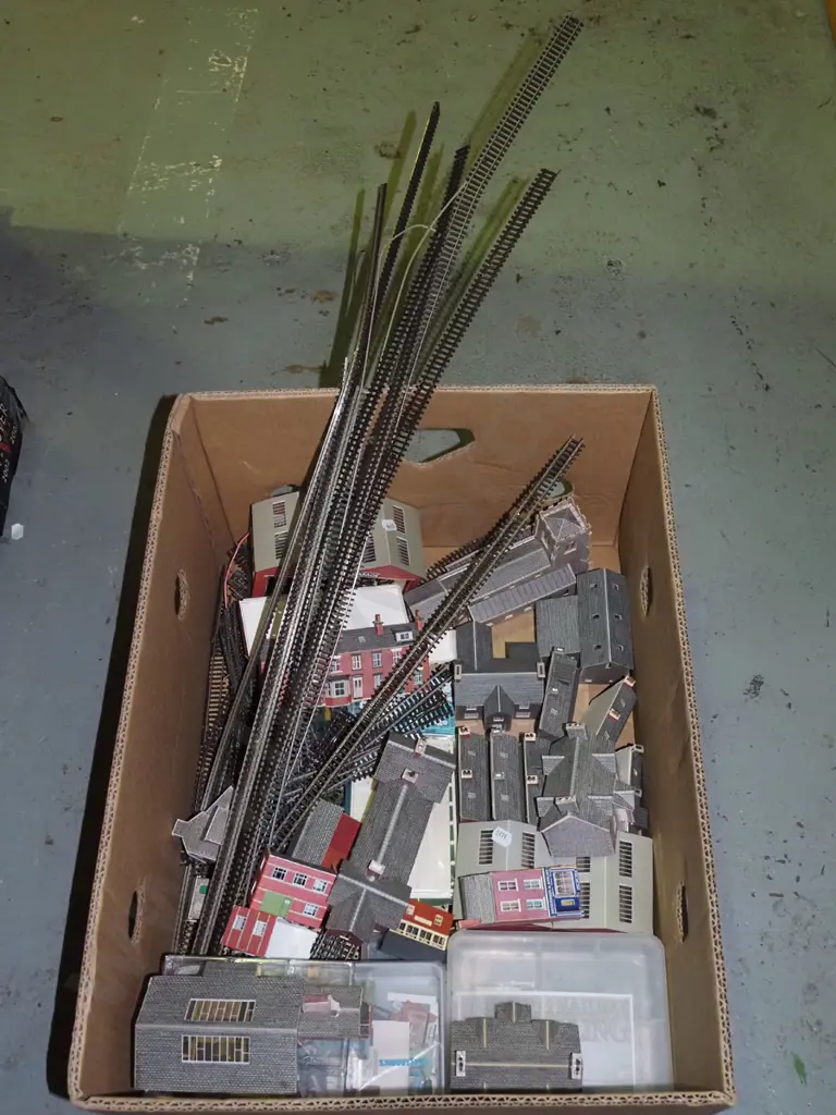 box; model train layout buildings, tracks Image 1++