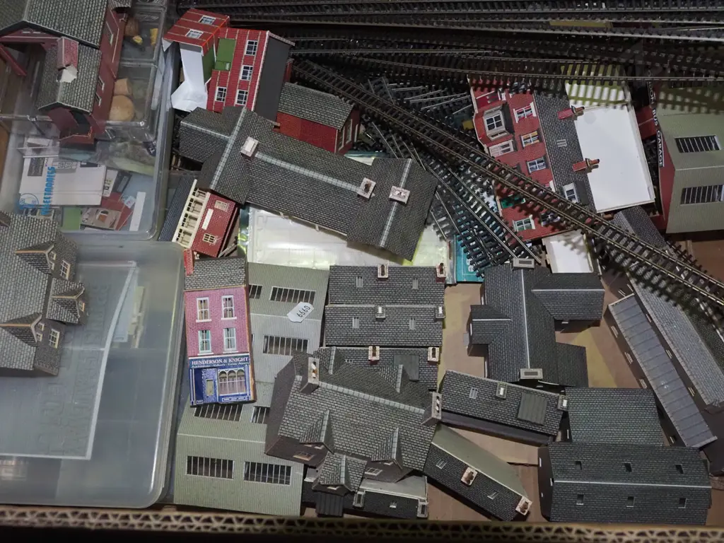 box; model train layout buildings, tracks Image 1++